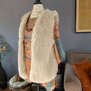 Beautiful, super soft and fluffy vest by dylan of Los Angeles. Faux fur.